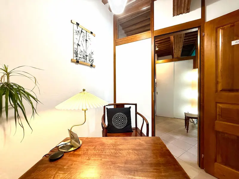 Espace de consultation avec mobilier en bois et décoration japonaise
