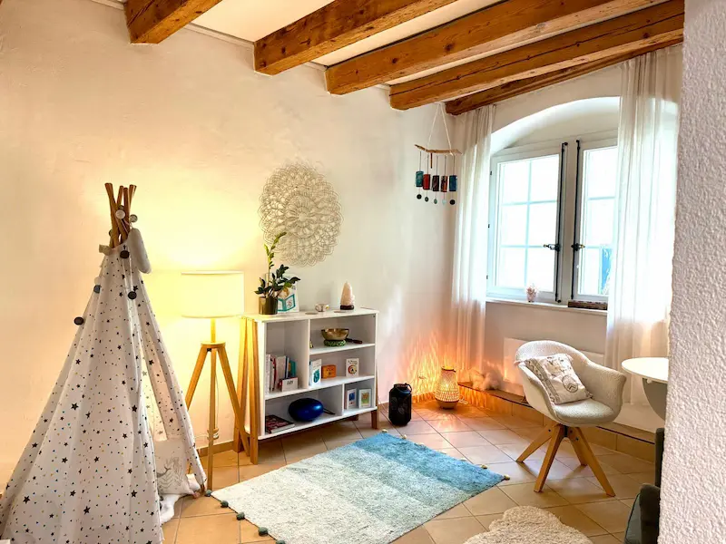 Salle d'accueil lumineuse avec poutres apparentes