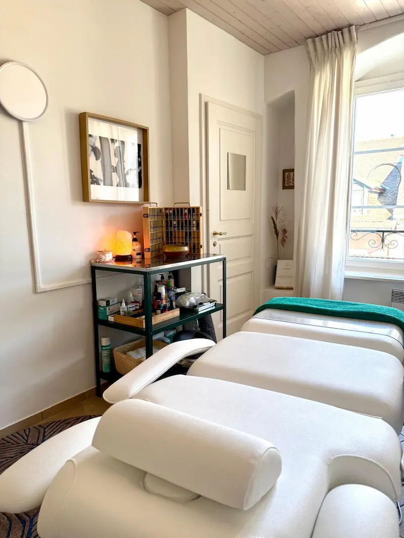 Salle de soin avec table de massage et matériel thérapeutique